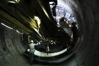 中铁七局西安公司的建筑工人在太超微粉碎机原市轨道交通2号线缉虎营站施工现场作业